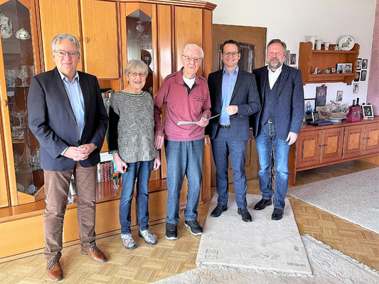 Bild: v. l. Jörg Sauer, Ehepaar Leuninger, Tobias Eckert und Bürgermeister Dr. Frank Schmidt