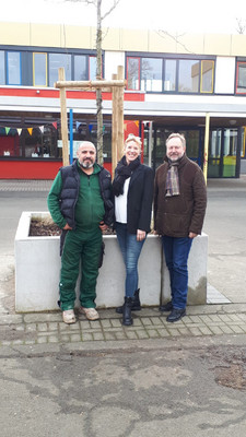 Bild: Über den neugestalteten Schulhof freuen sich (v.l.n.r.):Selam Bayram, Schulleiterin Alessandra Schmitt und Bürgermeister Dr. Frank Schmidt