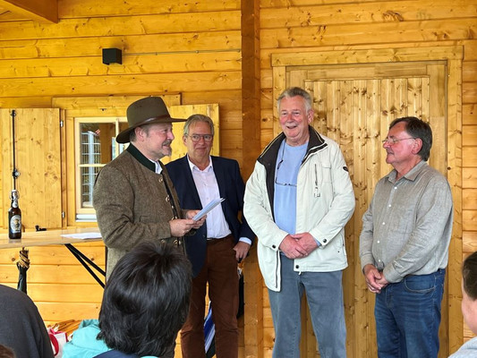 Bild: Bürgermeister Dr. Frank Schmidt (v.l.), der Erste Kreisbeigeordnete Jörg Sauer, Norbert Gelbert und Rainer Achtner freuen sich über ds neue Vereinsheim