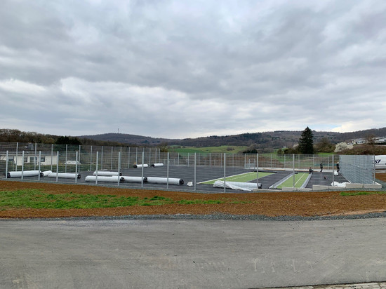 Der Neubau der Tennisanlage mit Pickleballfeld geht weiter – Kunststoffrollrasen wurde verlegt