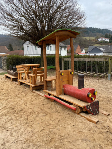 Kita „Kleine Strolche“ in Niedershausen erhält neue Spielgeräte