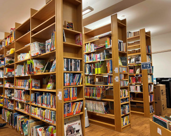Auf dem Bild seht ihr Regale voller Bücher, die zum ausleihen sind