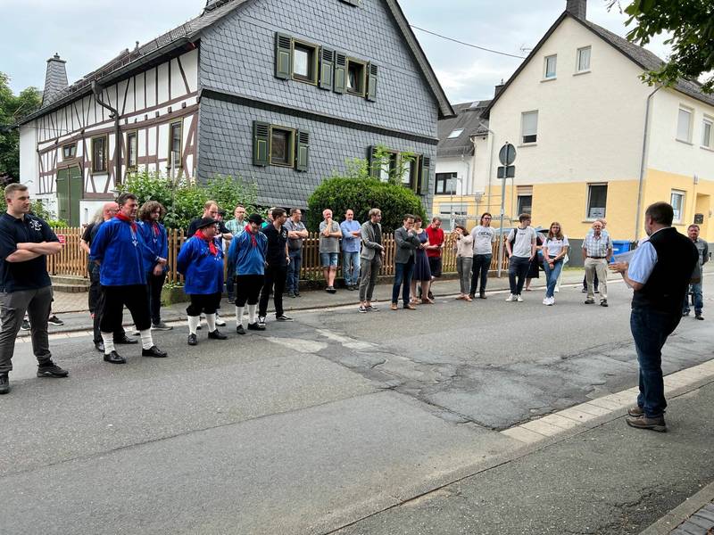 Löhnberg schaut nicht weg! Demo am zerstörten Denkmal der Nirrerschäuser Dreschflejel