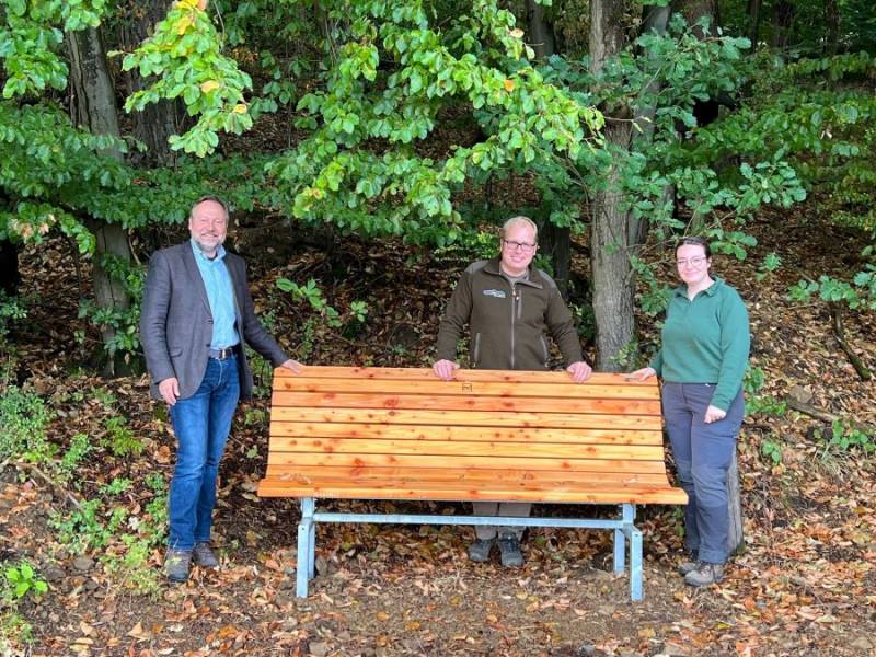 Bild:  Bürgermeister Dr. Frank Schmidt, Frank Zabel und Lynea Vormann an der Waldbank in Selters